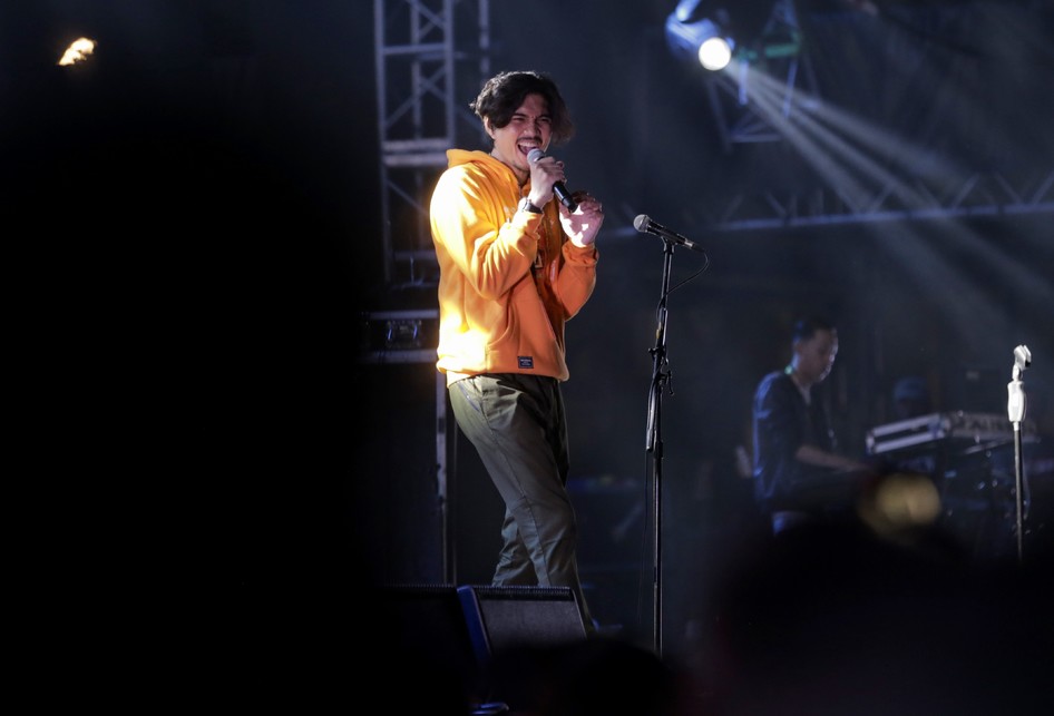 Aksi Sheila On 7 Di Panggung Synchronize Fest 2019