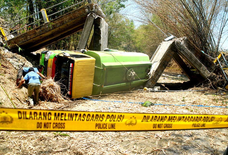 Jembatan Ambrol, Truk Terjun ke Sungai Kering