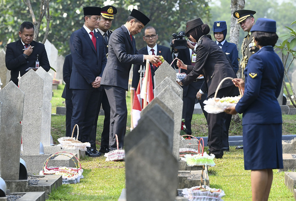 PRESIDEN JOKOWI ZIARAH HARI PAHLAWAN