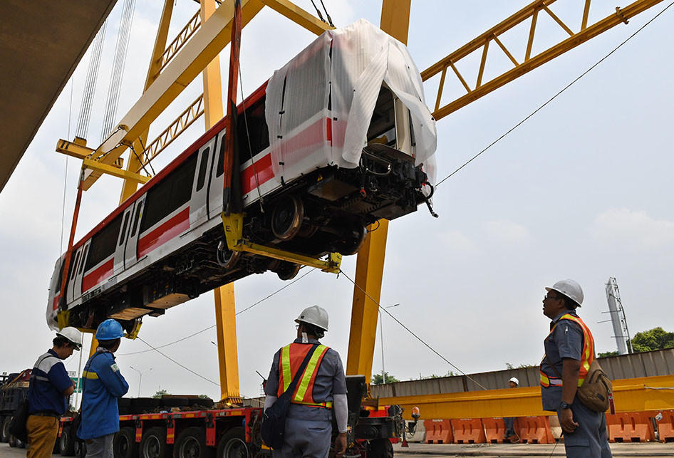 PENGANGKATAN GERBONG KERETA LRT