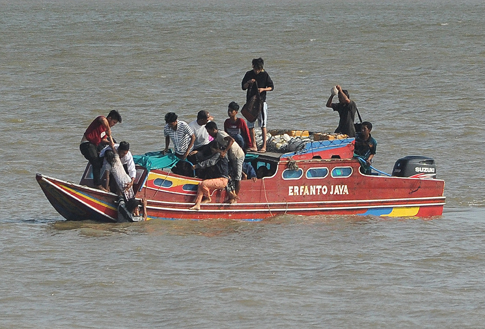 Penyelamatan Korban Kecelakaan Kapal di Jambi