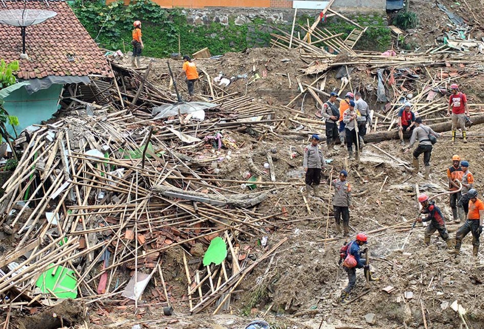 PENCARIAN KORBAN LONGSOR SUKAJAYA