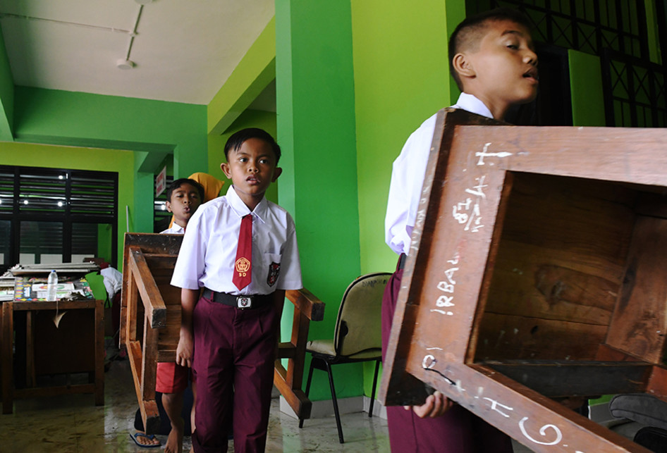 Hari Pertama Sekolah Usai Libur Panjang Siswa Bersih Bersih Sisa Banjir