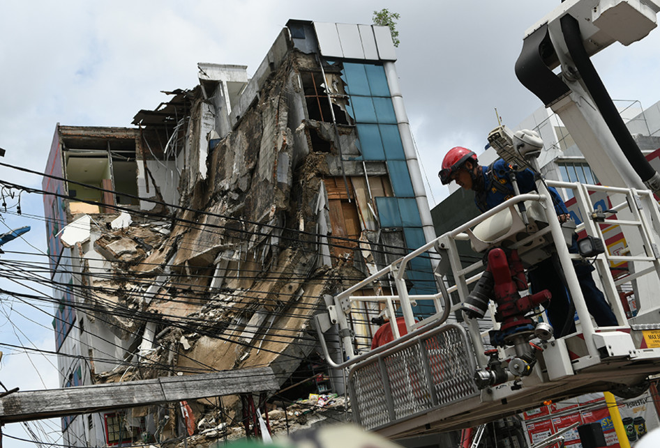 BANGUNAN AMBRUK DI SLIPI JAKARTA