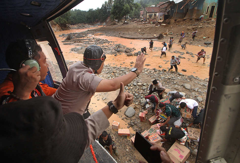 LOGISTIK UNTUK KORBAN TERISOLIR DI LEBAK