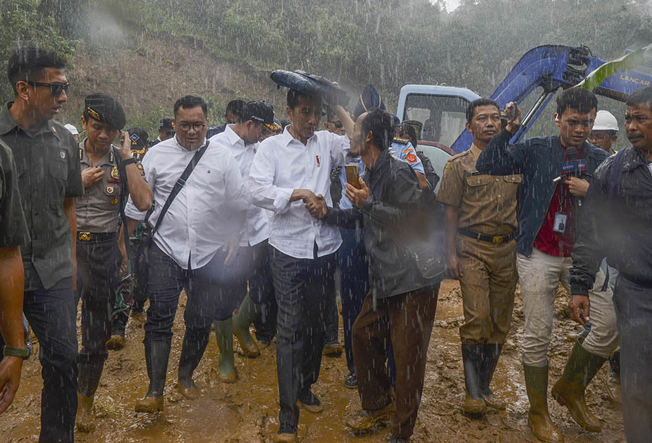 PRESIDEN JOKOWI KUNJUNGI LOKASI BENCANA DI SUKAJAYA BOGOR