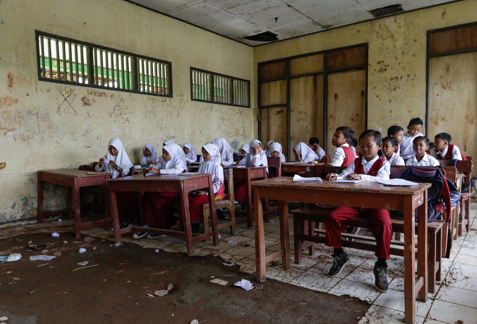 Belajar di Sekolah Rusak