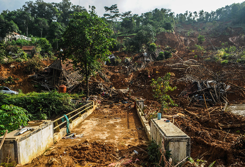 DAERAH TERISOLIR MASIH TERTIMBUN MATERIAL LONGSOR