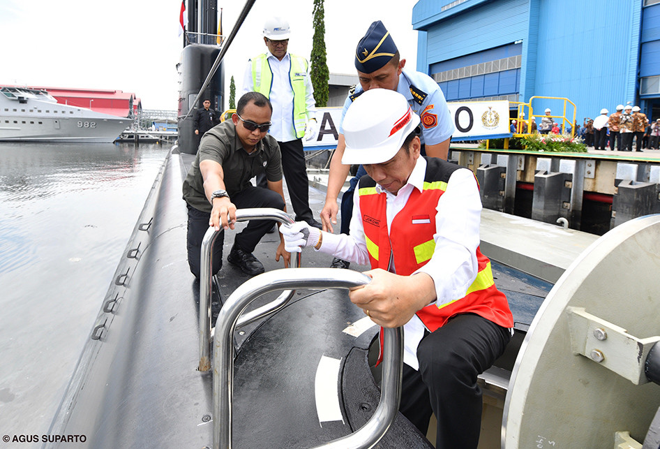 Presiden Jokowi Tinjau Kapal Selam Alugoro-405 di PT PAL