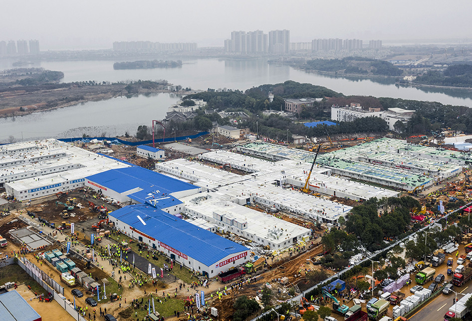 Pemandangan udara pembangunan rumah sakit Huoshenshan (Gunung Dewa Api) di Wuhan, Hubei, China, Minggu (2/2/2020). Huoshenshan, rumah sakit darurat khusus pasien corona dengan kapasitas 1.000 tempat tidur tersebut dibangun hanya dalam waktu 8 hari, dimulai pada 25 Januari lalu. (AFP/STR)
