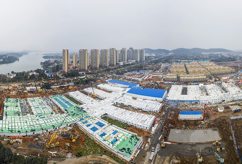Pemandangan udara pembangunan rumah sakit Huoshenshan (Gunung Dewa Api) di Wuhan, Hubei, China, Minggu (2/2/2020). Huoshenshan, rumah sakit darurat khusus pasien corona dengan kapasitas 1.000 tempat tidur tersebut dibangun hanya dalam waktu 8 hari, dimulai pada 25 Januari lalu. (AFP/STR)
