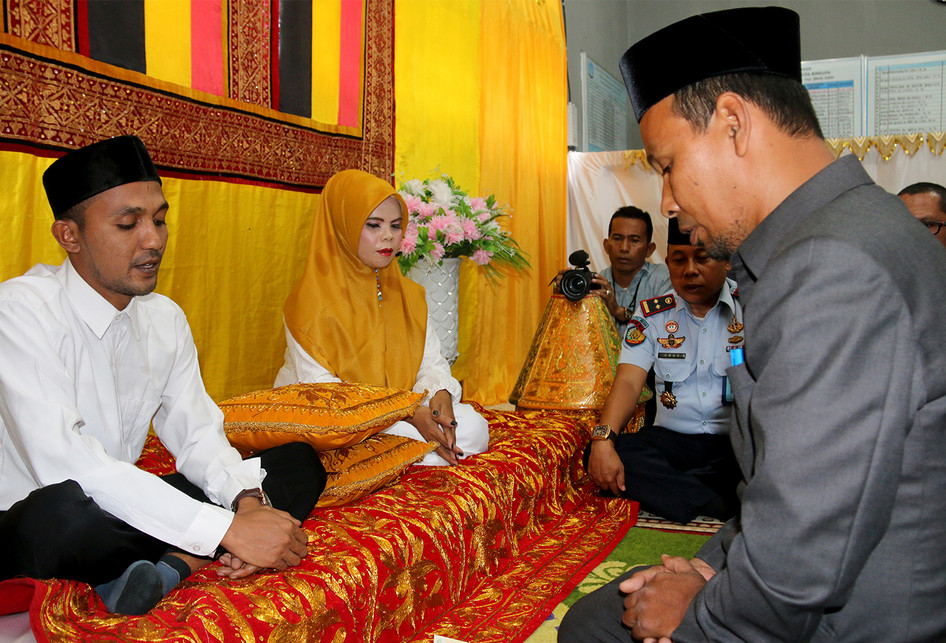 Napi Akad Nikah Di Ruangan Yang Dihias Dengan Pelaminan Khas Ace