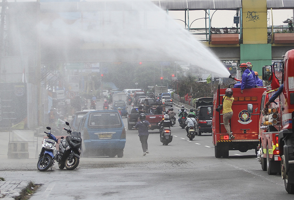 PENYEMPROTAN DISINFEKTAN DI JALAN MARGONDA RAYA