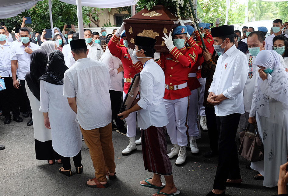 Prosesi Pemakaman Ibunda Jokowi di Solo