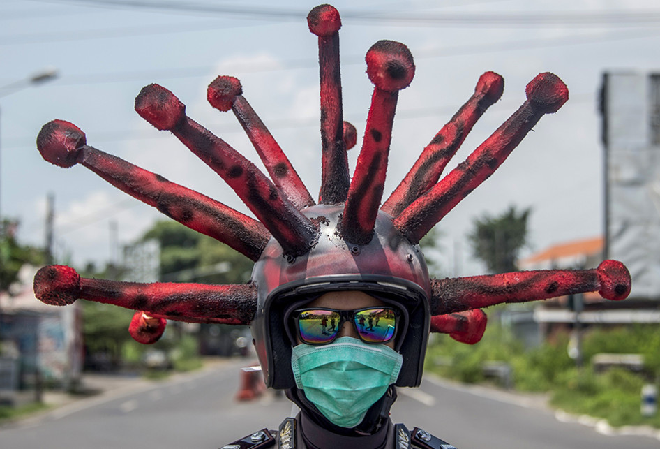 Aksi Unik Polisi di Mojokerto Pakai Helm Virus Corona