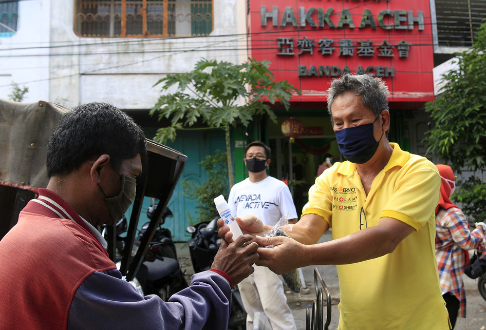 Etnis Tionghoa Bagikan Masker Kepada Pedagang Kaki Lima
