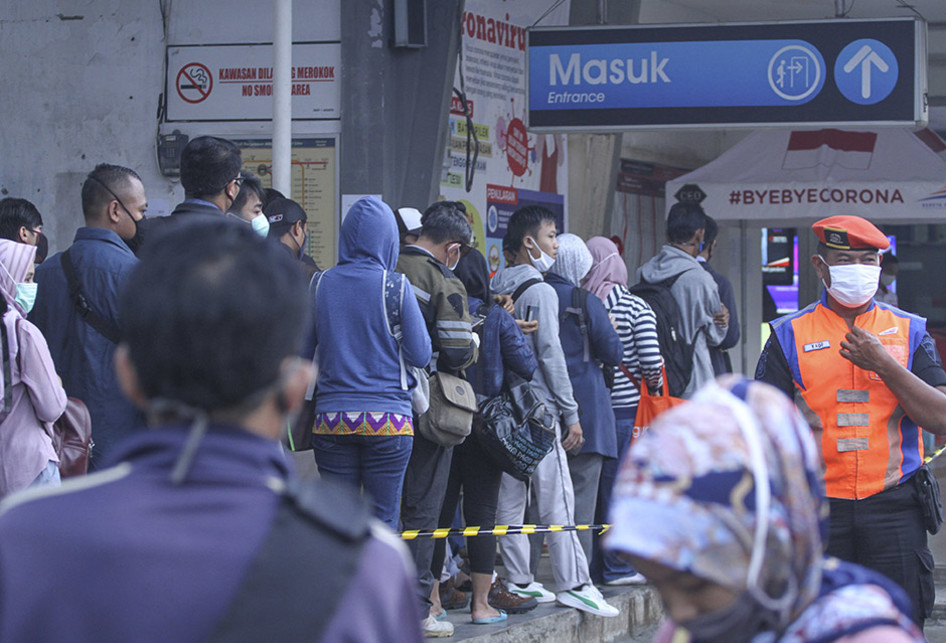 ANTREAN PENUMPANG KRL DI STASIUN DEPOK LAMA