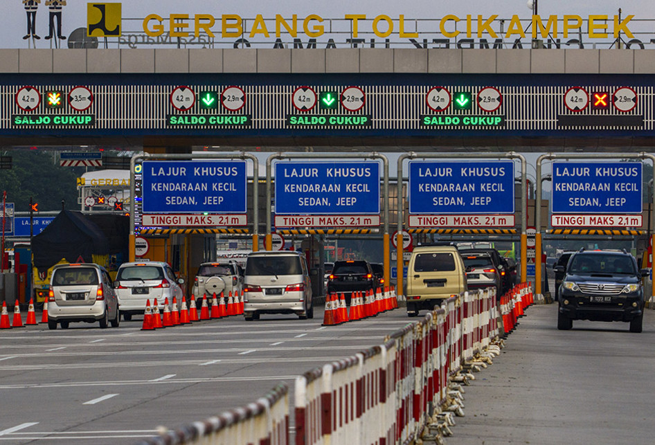 ARUS KENDARAAN DI TOL JAKARTA-CIKAMPEK MENINGKAT