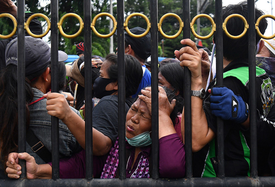 PEMBAGIAN NASI KOTAK DI KOGABWILHAN I