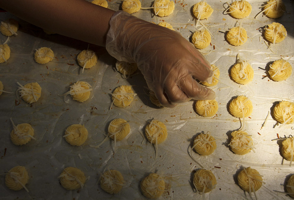 PENJUALAN KUE KERING MENURUN IMBAS COVID-19