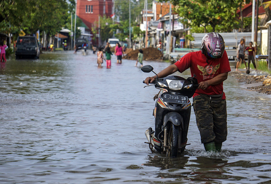 Banjir Rob Landa Pesisir Utara Jawa