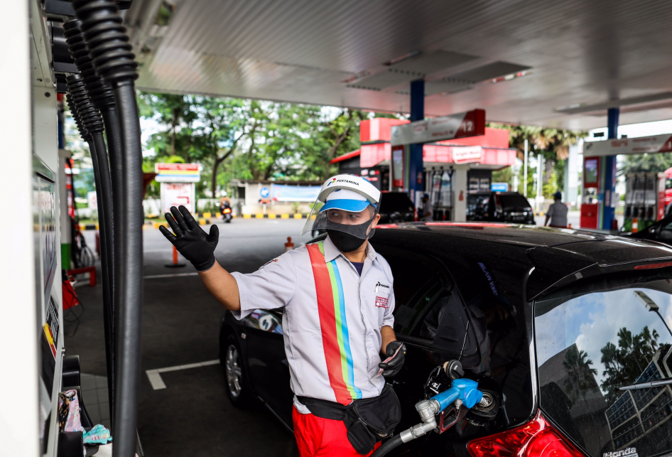 Petugas SPBU Pertamina Kenakan Pelindung Wajah