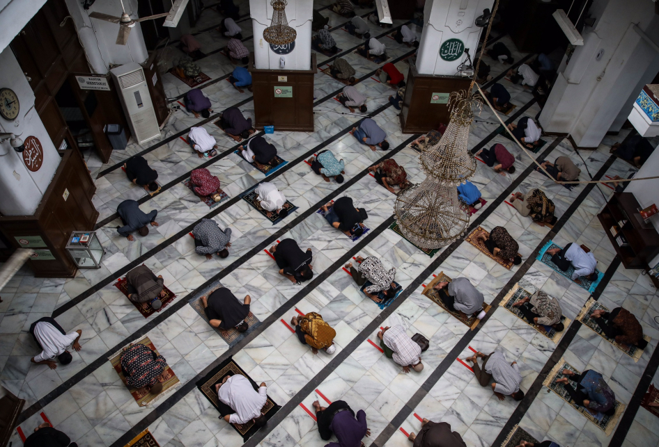Umat Muslim Shalat Jumat Masjid Cut Meutia