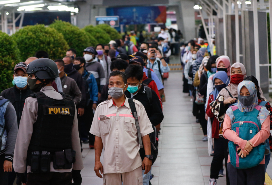 Antrean Penumpang KRL di Stasiun Bogor