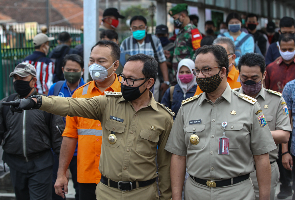 Anies Tinjau Operasional Bus Gratis di Stasiun Bogor