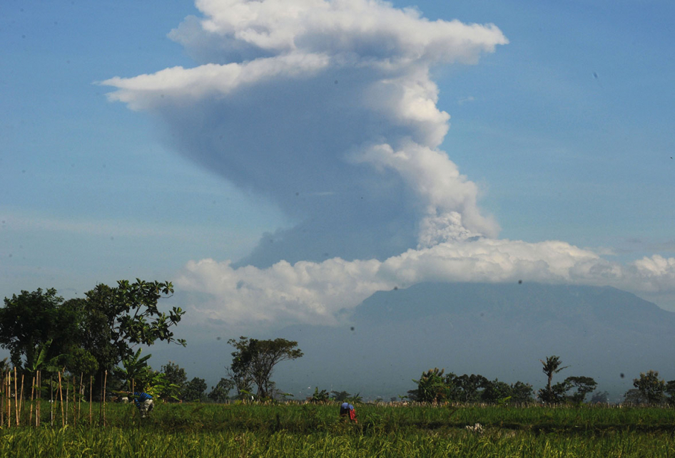 Gunung Merapi Meletus Dua Kali Minggu Pagi Kolom Abu Setinggi 6 000 Meter