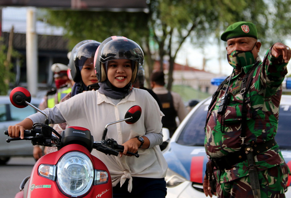 Kasus Positif Covid-19 Meningkat, Petugas Razia Masker
