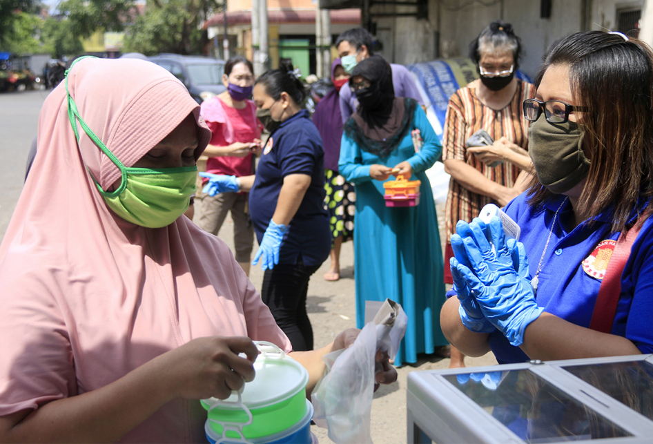 Komunitas Etnis Tionghoa Jual Nasi Murah Untuk Warga Kurang Mamp