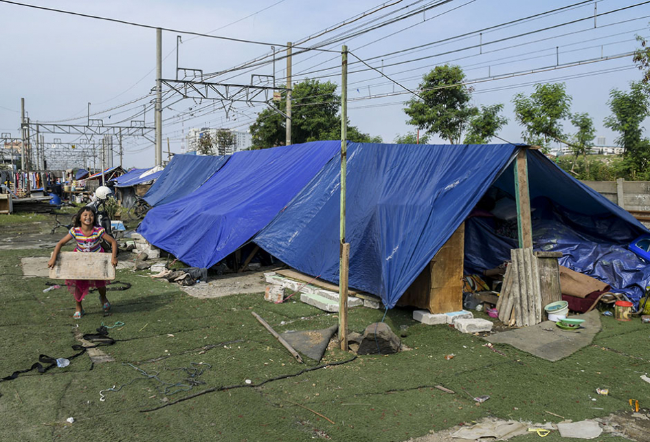 WARGA TERDAMPAK PENGGUSURAN DIRIKAN TENDA SEMENTARA 