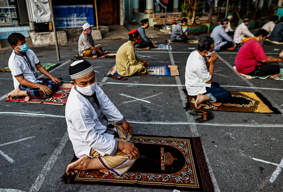 Umat muslim melaksanakan shalat Idul Adha