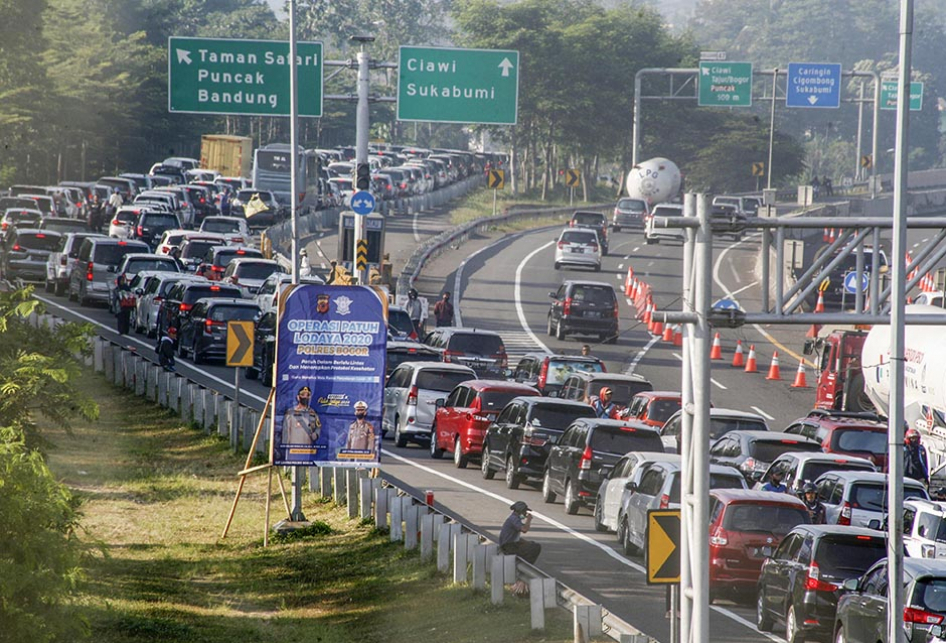 KEPADATAN JALUR WISATA PUNCAK LIBUR IDUL ADHA