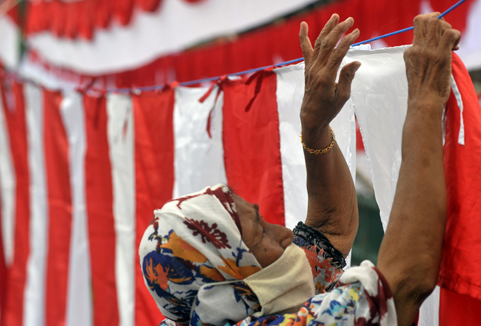 PANDEMI, PENJUALAN BENDERA MERAH PUTIH LESU 