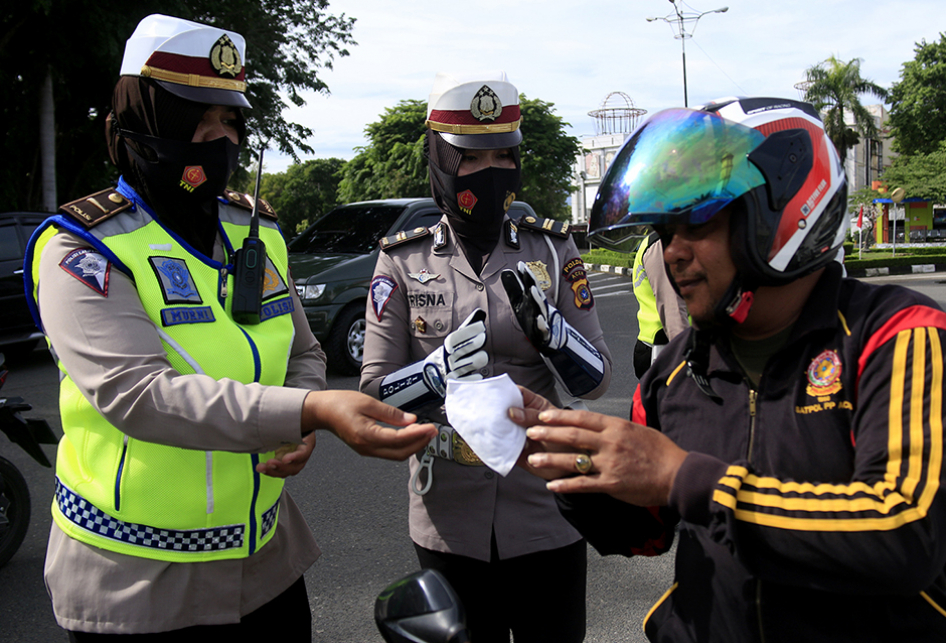 HUT Ke-72, Polwan Bagikan Masker Gratis di Aceh