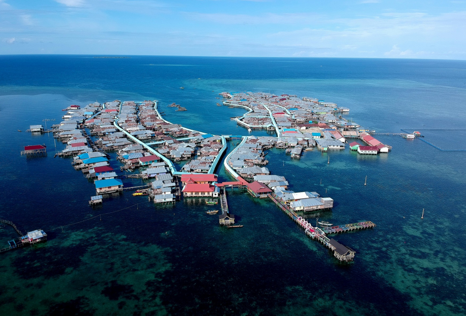 MELIHAT DARI DEKAT KAMPUNG PENGEMBARA LAUT 