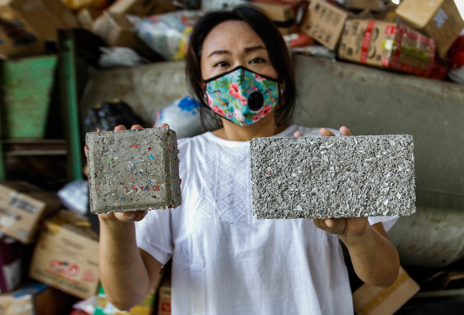 Menyulap Limbah  Plastik  Menjadi Paving Block yang Bernilai 