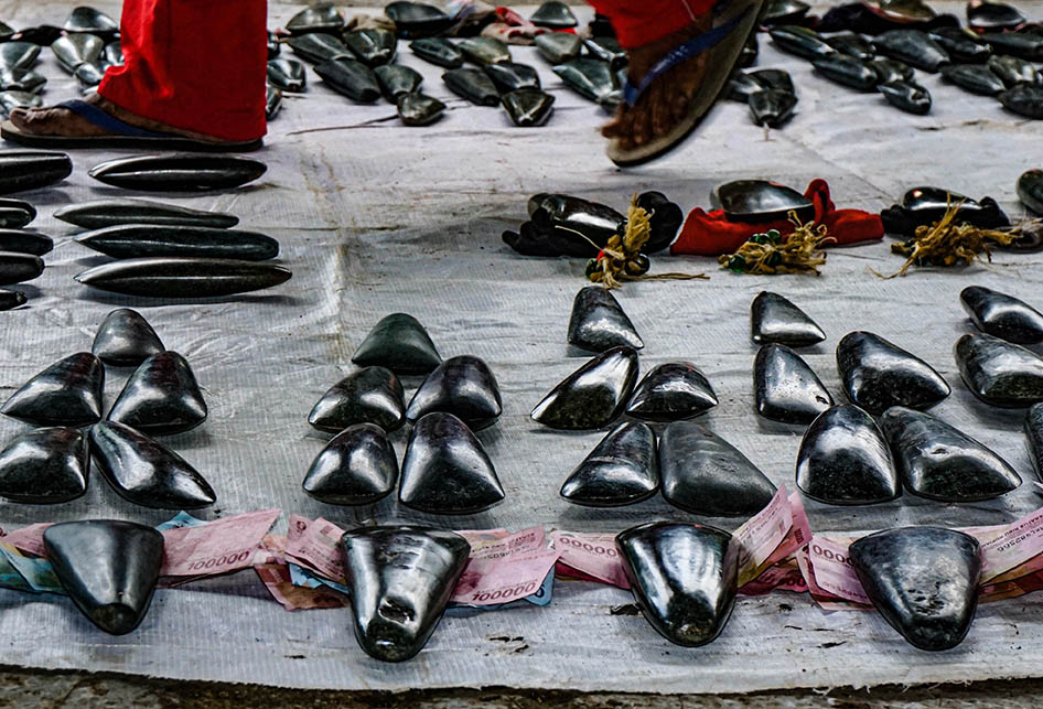 MERAWAT TRADISI KAPAK BATU DI TANAH PAPUA 