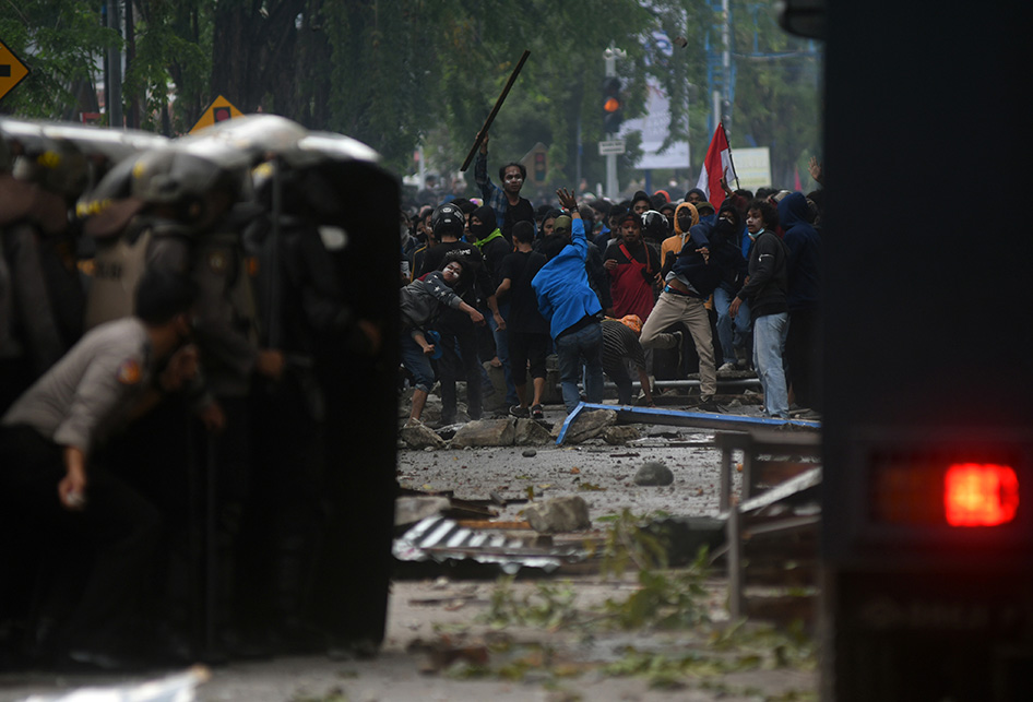 UNJUK RASA DI PALU BERLANGSUNG RICUH