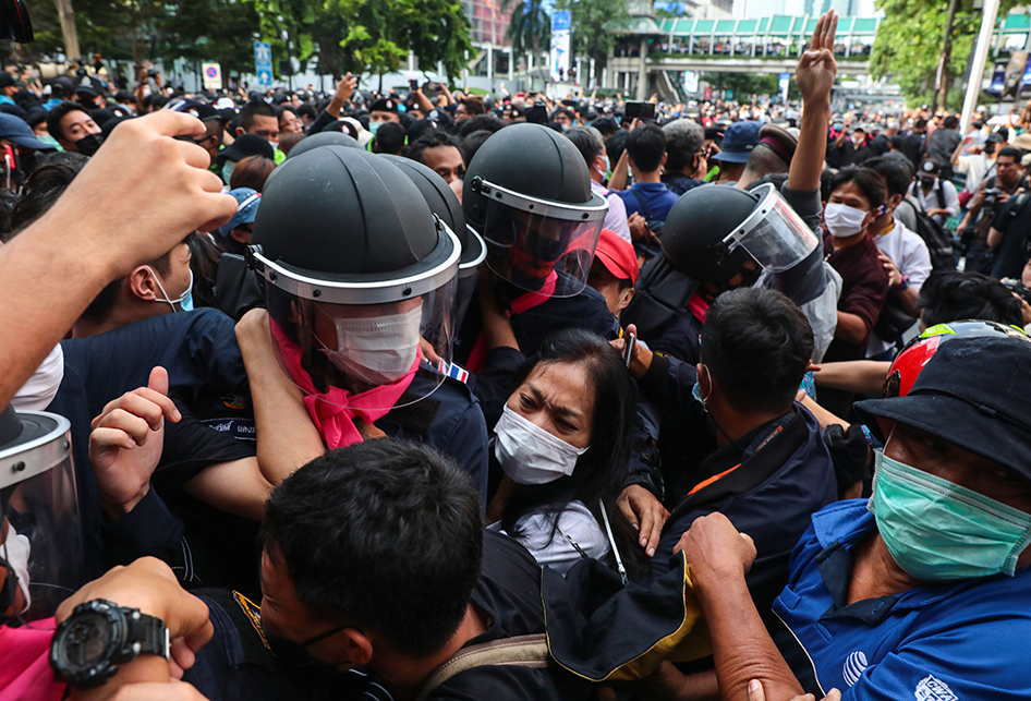 Unjuk Rasa Besar Menentang Dekrit Darurat Thailand