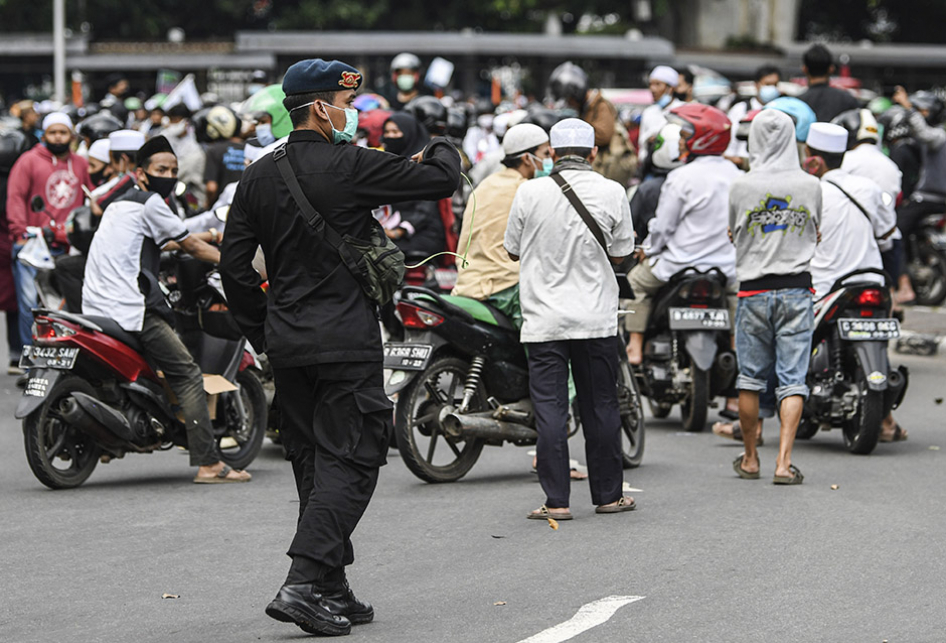 POLISI BUBARKAN MASSA AKSI DEMONSTRASI 1812