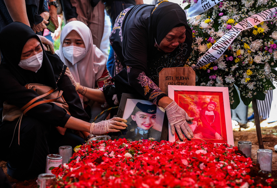 Pemakaman pramugari Isti Yudha Prastika korban kecelakaan Sriwij