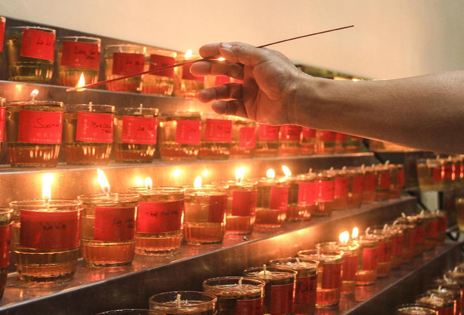 Nyalakan Ratusan Lilin Pelita di Malam Imlek