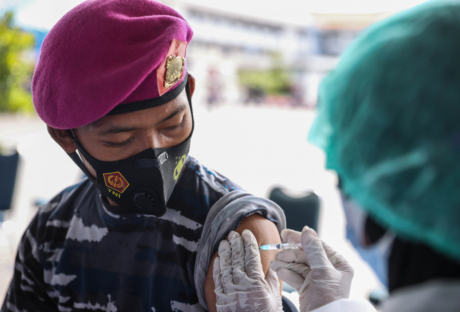 Panglima TNI Marsekal Hadi Tjahjanto Tinjau Vaksinasi AstraZenec