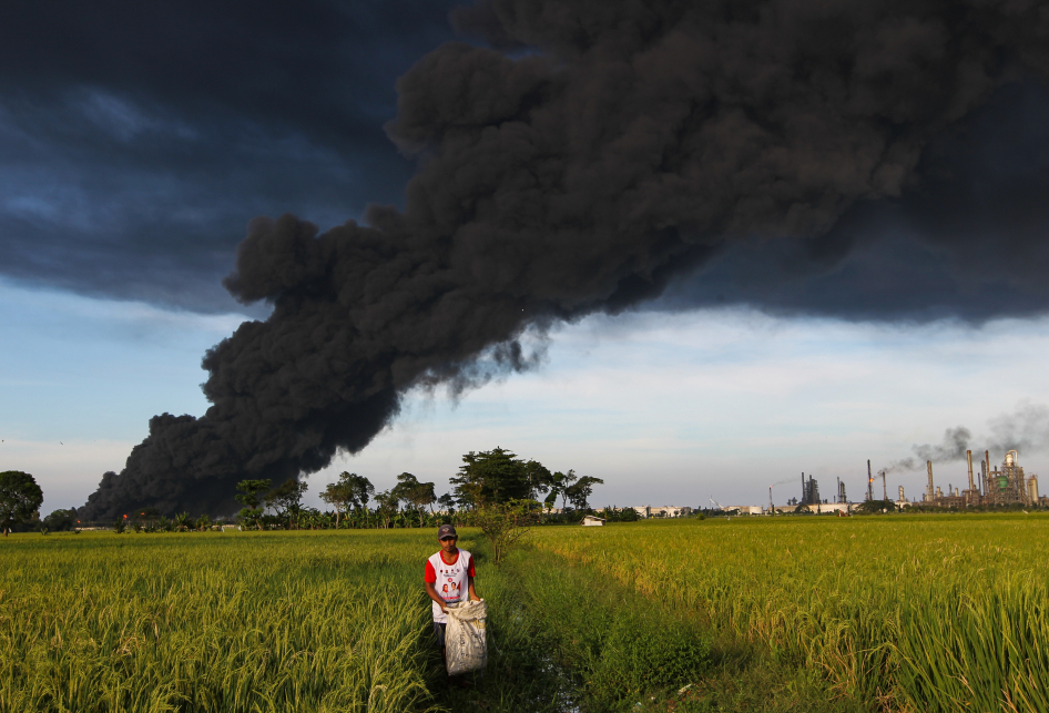 Kilang Minyak Pertamina Balongan Terbakar