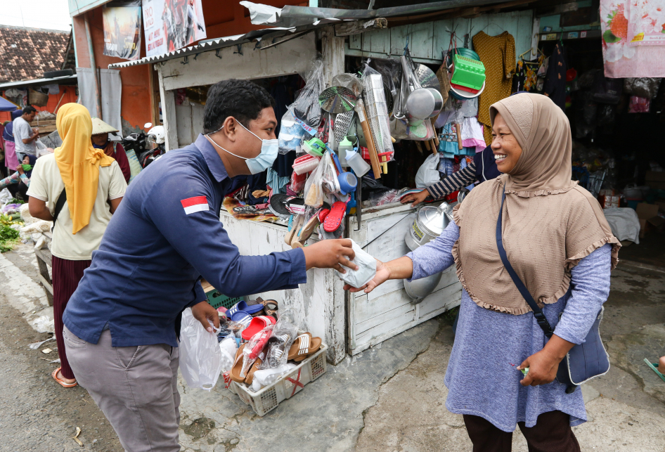 Pembagian Makanan di Blora