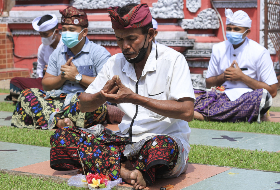 Perayaan Galungan di Palembang Saat Pandemi Covid-19