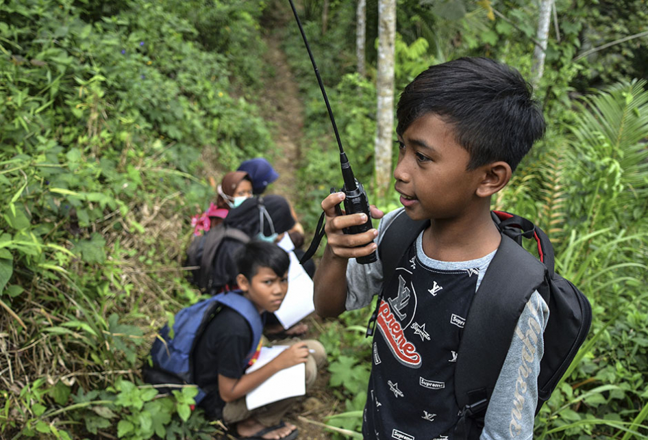 RADIO HANDY TALKY JADI SOLUSI PEMBELAJARAN JARAK JAUH